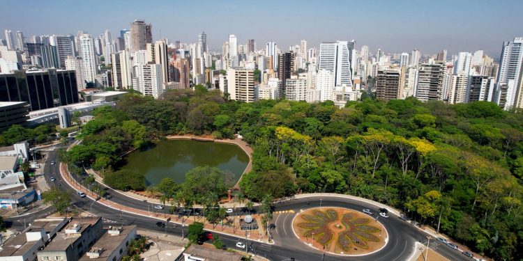 A capital que conquista viajantes com seu charme único no coração do Brasil