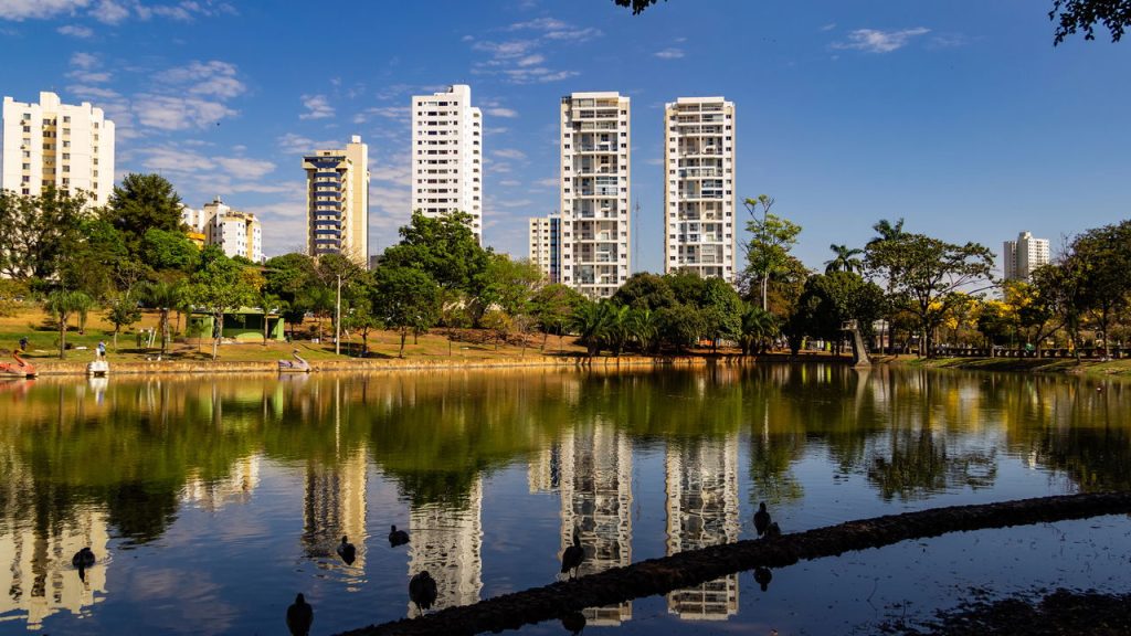 A capital que conquista viajantes com seu charme único no coração do Brasil