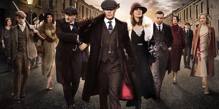 Cena da série Peaky Blinders: Sangue, Apostas e Navalhas (2013) – Fonte: BBC (Reino Unido); Netflix (distribuição no Brasil) / Produção: Caryn Mandabach Productions (e produção da própria BBC)