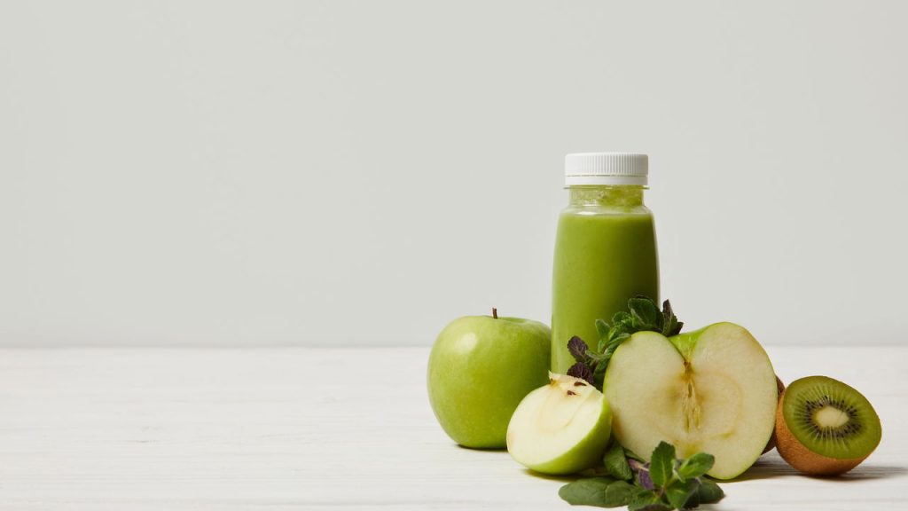 Um copo de suco verde por dia pode mudar sua rotina