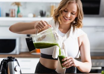Um copo de suco verde por dia pode mudar sua rotina