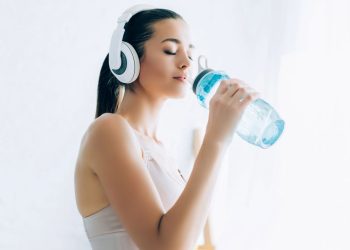 Sinais de que não está bebendo água suficiente e está estressado
