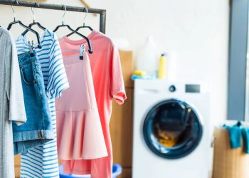 Erros que deixam resíduos nas roupas e como evitá-los