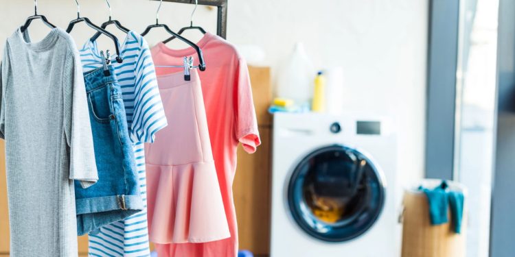 Erros que deixam resíduos nas roupas e como evitá-los