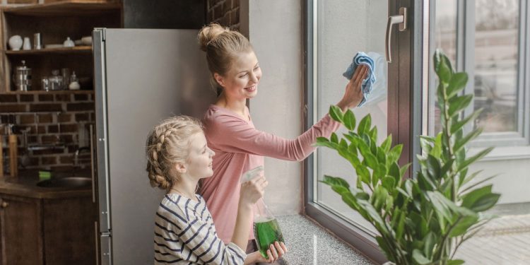 Dicas práticas para limpar janelas sem deixar manchas