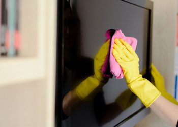 Como limpar a tela da TV corretamente sem danificar