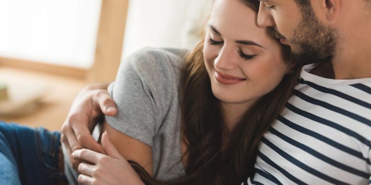 Os sinais que mostram quando o amor vira apego e ameaça o relacionamento