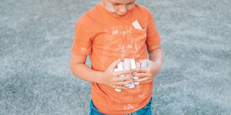 Como recuperar roupa com mancha de giz de cera