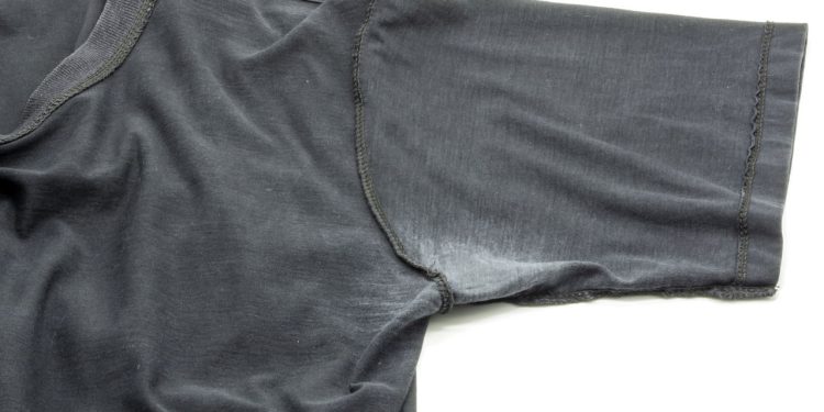 Soluções para remover manchas de desodorante das roupas