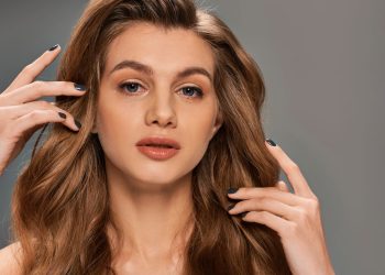 O que significa para a psicologia mexer no cabelo durante conversa?