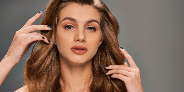 O que significa para a psicologia mexer no cabelo durante conversa?