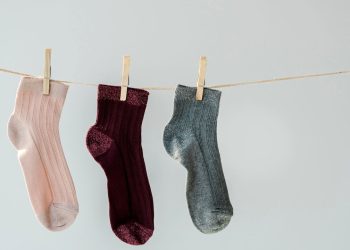 Essa ideia simples com meias pode transformar sua limpeza em casa