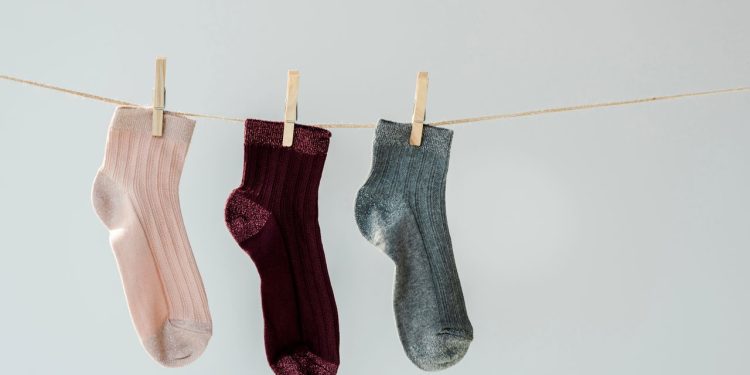 Essa ideia simples com meias pode transformar sua limpeza em casa