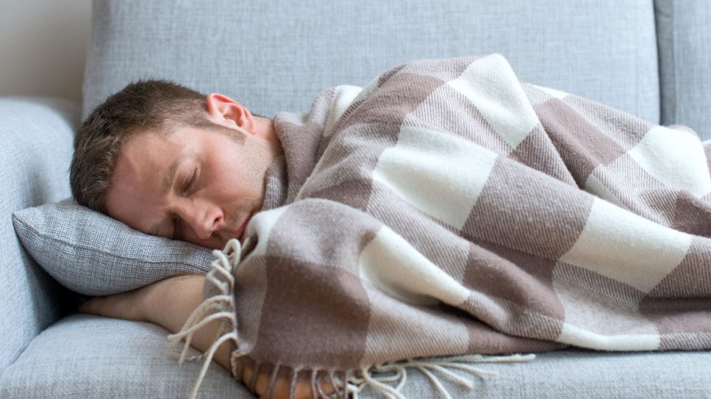 Dormir poucos minutos depois do almoço pode melhorar seu humor e sua vida
