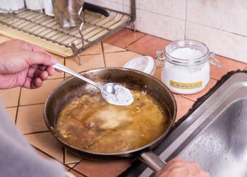 O truque escondido na cozinha que salva qualquer panela queimada