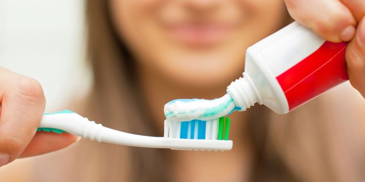 Formas de usar pasta de dente congelada na limpeza