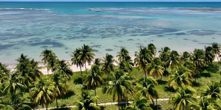 9 praias pouco conhecidas com água quente e comida boa que são o destino perfeito