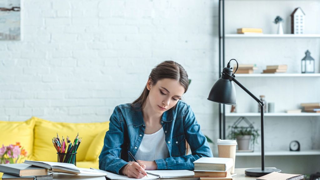 Curso gratuito da Alura e Google ensina como usar IA no dia a dia