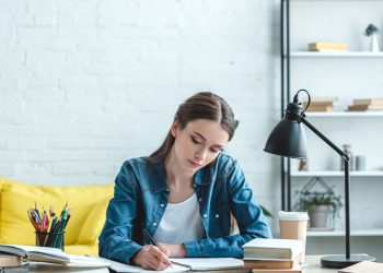 Curso gratuito da Alura e Google ensina como usar IA no dia a dia