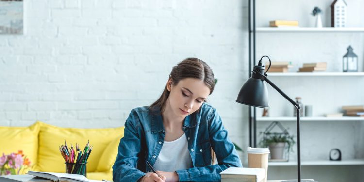 Curso gratuito da Alura e Google ensina como usar IA no dia a dia