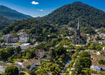 Ar europeu e excelente qualidade de vida a 68 km da capital: a Cidade Imperial que Dom Pedro II construiu a 809 metros reúne palácios e a primeira cervejaria do Brasil