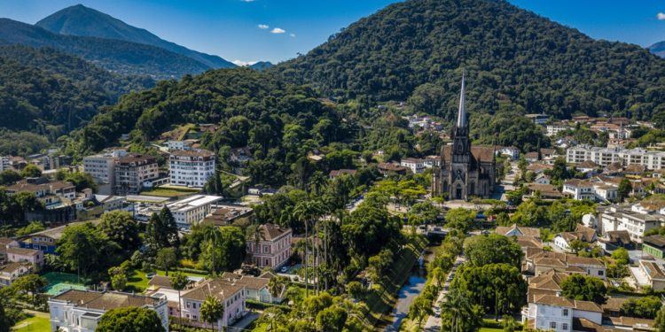 Ar europeu e excelente qualidade de vida a 68 km da capital: a Cidade Imperial que Dom Pedro II construiu a 809 metros reúne palácios e a primeira cervejaria do Brasil
