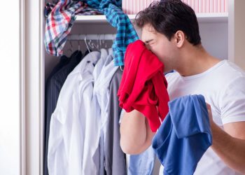 Soluções caseiras para tirar cheiro de mofo das roupas