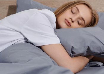Dormir poucos minutos depois do almoço pode melhorar seu humor e sua vida