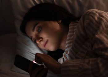 Seu celular pode estar sabotando suas noites de sono