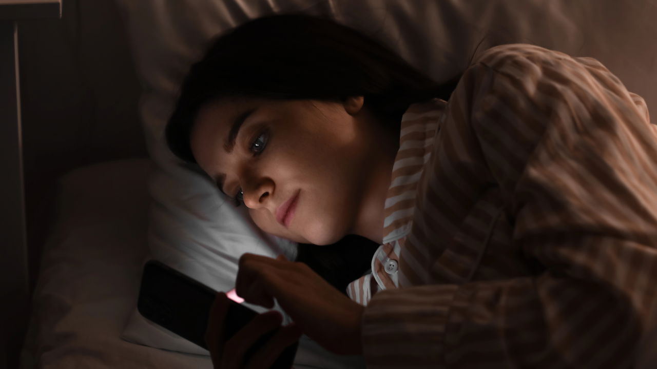 Seu celular pode estar sabotando suas noites de sono - Oeste Geral