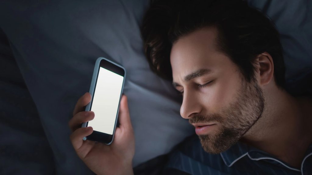 Seu celular pode estar sabotando suas noites de sono