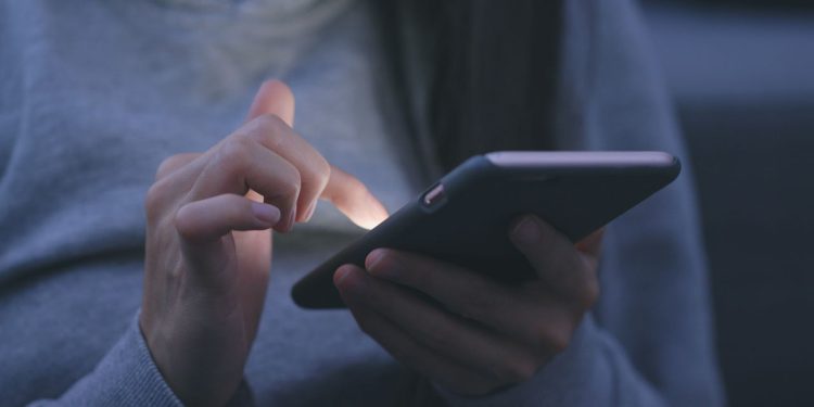 As redes sociais podem estar acabando com seu sono e autoestima