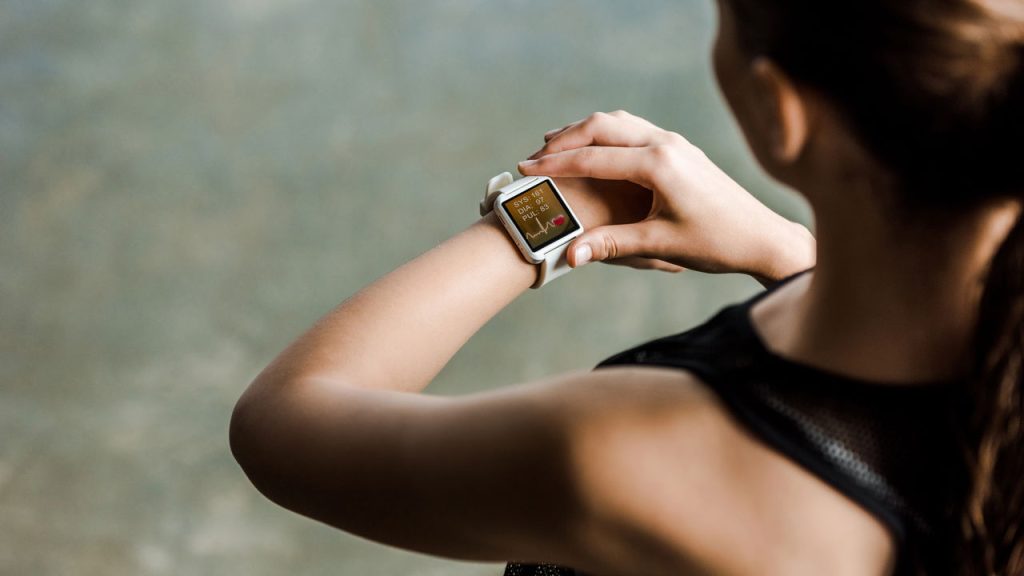 Por que cada vez mais pessoas estão apostando em pulseiras inteligentes?