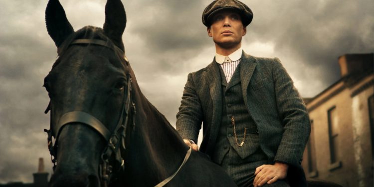 Cena da série Peaky Blinders: Sangue, Apostas e Navalhas (2013) – Fonte: BBC (Reino Unido); Netflix (distribuição no Brasil) / Produção: Caryn Mandabach Productions (e produção da própria BBC)