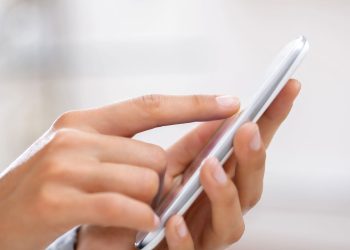 Celular demais no dia a dia pode atrapalhar o sono e até suas relações
