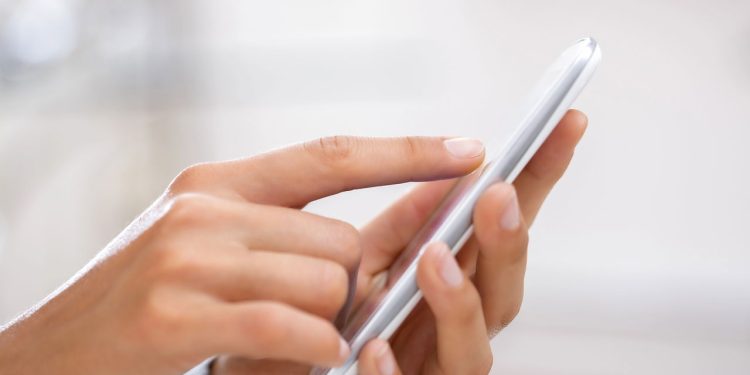 Celular demais no dia a dia pode atrapalhar o sono e até suas relações