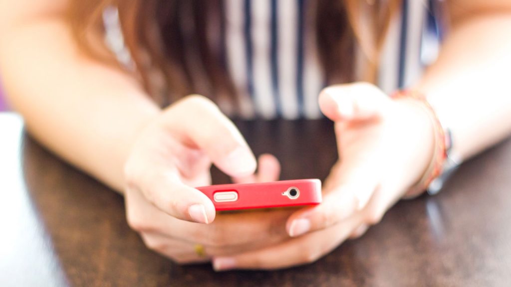 Celular demais no dia a dia pode atrapalhar o sono e até suas relações