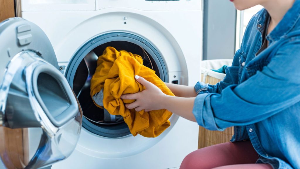 Cuidar das roupas do jeito certo evita manchas, bolinhas e desgaste precoce