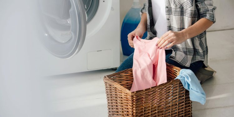 Cuidar das roupas do jeito certo evita manchas, bolinhas e desgaste precoce
