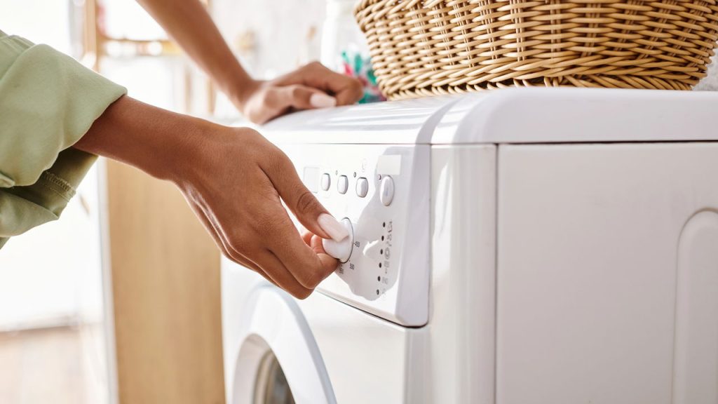 Cuidar das roupas do jeito certo evita manchas, bolinhas e desgaste precoce