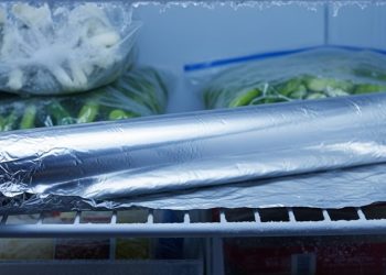 Remova o gelo do freezer em minutos com papel alumínio e reduza o consumo de energia