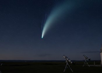 Cometa Lemmon intriga astrônomos e pode ficar visível a olho nu em breve