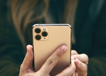 Para que serve o furo na parte traseira do iPhone?