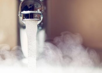 O segredo da água quente que limpa melhor que a fria