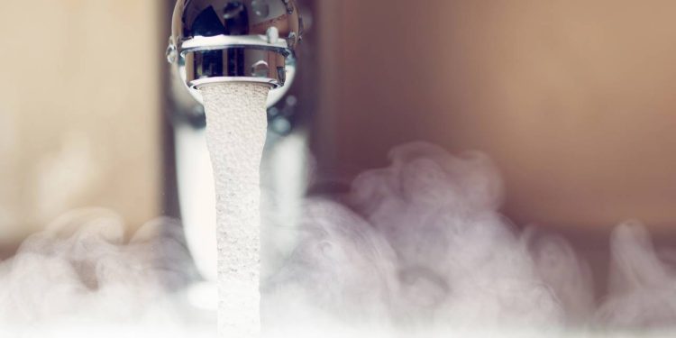 O segredo da água quente que limpa melhor que a fria