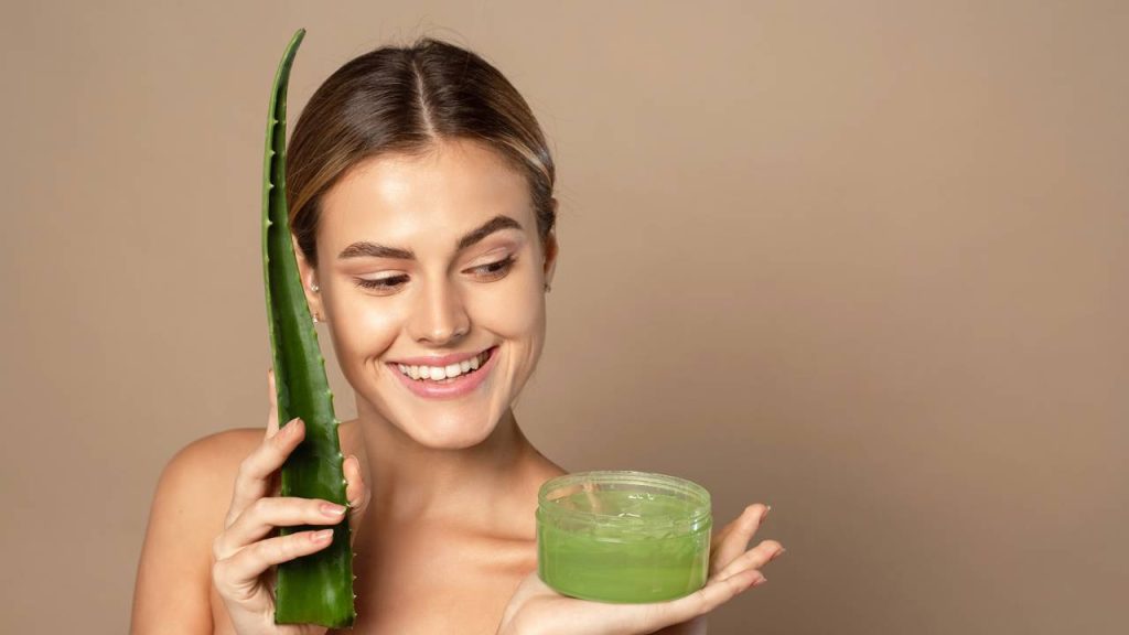 Como preparar um creme facial natural com babosa para estimular o colágeno e cuidar da pele
