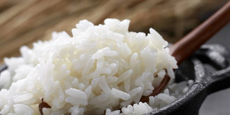 Arroz cozido e mal armazenado pode intoxicar sua família