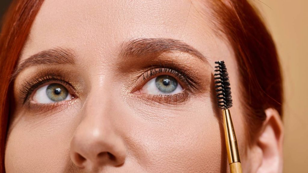 Técnicas simples de maquiagem que deixam as sobrancelhas mais naturais