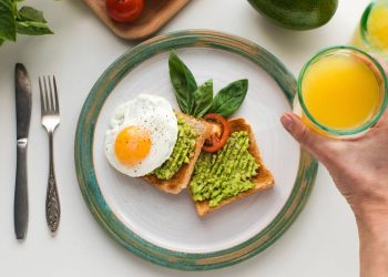 Os alimentos adequados para não sentir fome após o café da manhã