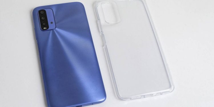 Truque simples que deixa sua capa de celular novinha e sem amarelado